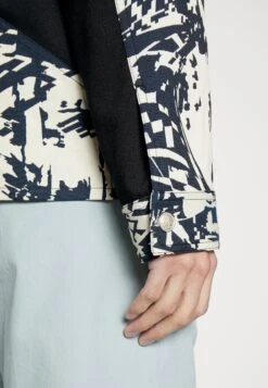 KOCHÉ Sportsjacket Unisex - Lichte Jas - Ecru/Blue 15 KOCHÉ Sportsjacket Unisex - Lichte Jas - Ecru/Blue -Jack and Jones Verkoopwinkel c494affd954f4d598730fe867f846dca