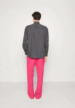 DRYKORN Cornel - Broek - Red -Jack and Jones Verkoopwinkel cb77f85a7d2a461a822d94178b5ae63f