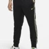 Nike Sportswear Repeat Sw Pk - Trainingsbroek - Black/Volt 1 Nike Sportswear Repeat Sw Pk - Trainingsbroek - Black/Volt -Jack and Jones Verkoopwinkel cd559d61b4ce4a529f669714553b00d3