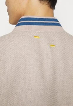 Filling Pieces Varsity Jacket - Bomberjacks - Sand 17 Filling Pieces Varsity Jacket - Bomberjacks - Sand -Jack and Jones Verkoopwinkel ce6eab8e0e724747b4b6d40416d143ba