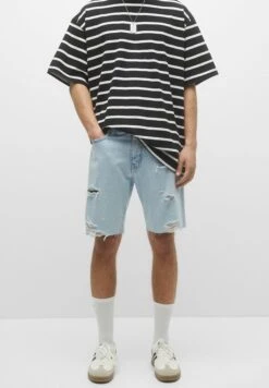 PULL & BEAR Bermuda With Ripped Legs - Jeansshort - Light Blue Denim