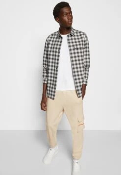 Calvin Klein Jeans Two Tone Monogram Pant - Trainingsbroek - Eggshell 13 Calvin Klein Jeans Two Tone Monogram Pant - Trainingsbroek - Eggshell -Jack and Jones Verkoopwinkel d94d1a6ae6334596a40a9eddab959f0c