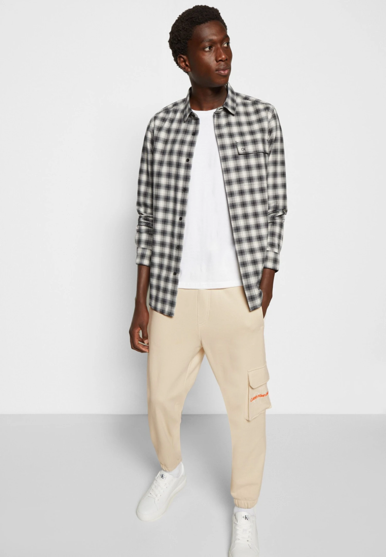 Calvin Klein Jeans Two Tone Monogram Pant - Trainingsbroek - Eggshell 7 Calvin Klein Jeans Two Tone Monogram Pant - Trainingsbroek - Eggshell - Afbeelding 5