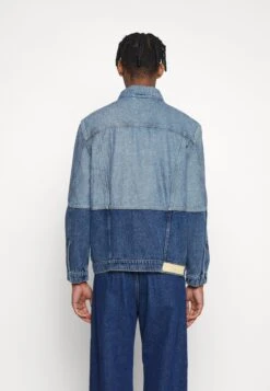 Washed Trucker - Spijkerjas - Blue -Jack and Jones Verkoopwinkel dc975d5217e748ddb9a1bcf3b0fa382a