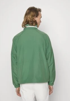 Lacoste Lichte Jas - Vert Kaki 11 Lacoste Lichte Jas - Vert Kaki -Jack and Jones Verkoopwinkel e2ba802b6ac448acb64c19df8d57a633