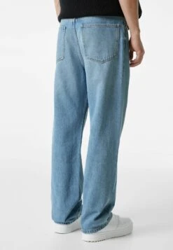 BERSHKA Straight Leg Jeans - Light Blue Denim -Jack and Jones Verkoopwinkel e3fe35ca0e4d4d90a247761a50da2ad3