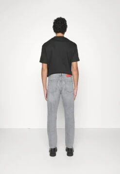 Hugo Relaxed Fit Jeans - Silver 9 Hugo Relaxed Fit Jeans - Silver -Jack and Jones Verkoopwinkel e410718bcf2c4494a623301f94f8e212