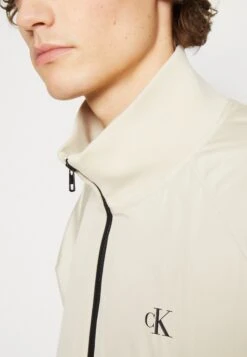 Calvin Klein Jeans Unpadded Harrington Jacket - Regenjas - Classic Beige -Jack and Jones Verkoopwinkel e6a1b605ee4f4500aab6b92a6009a689