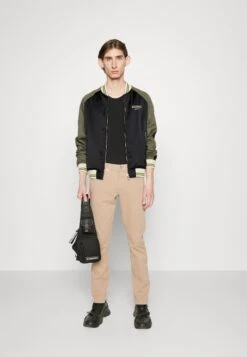 Iceberg Giubbotto Tessuto - Bomberjacks - Black/Khaki 10 Iceberg Giubbotto Tessuto - Bomberjacks - Black/Khaki -Jack and Jones Verkoopwinkel ec74bee51c734378b924f72a310fb8ab