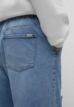 PULL & BEAR Relaxed Fit Jeans - Light Blue Denim -Jack and Jones Verkoopwinkel efc7e2c3af9941f1915b714569afe964