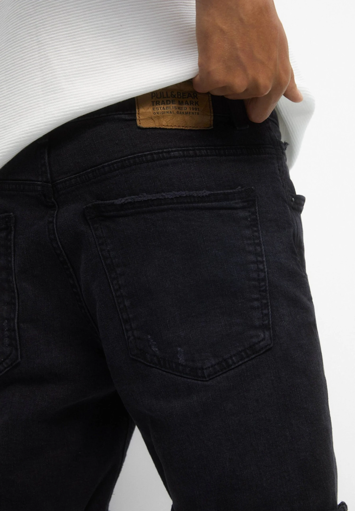 PULL & BEAR Ripped Bermuda- Jeansshort - Black 7 PULL & BEAR Ripped Bermuda- Jeansshort - Black - Afbeelding 5